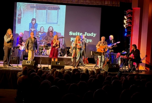 Suite Judy Blue Eye band performing live on stage